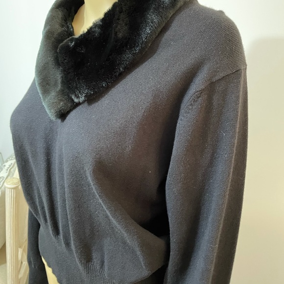 DLG, Black V Neck Faux Fur Sweater Sz PM - Picture 2 of 7